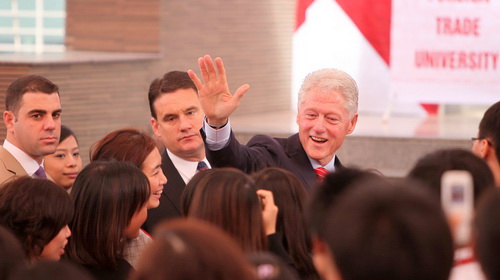 Former US President Bill Clinton meets Foreign Trade University’s students