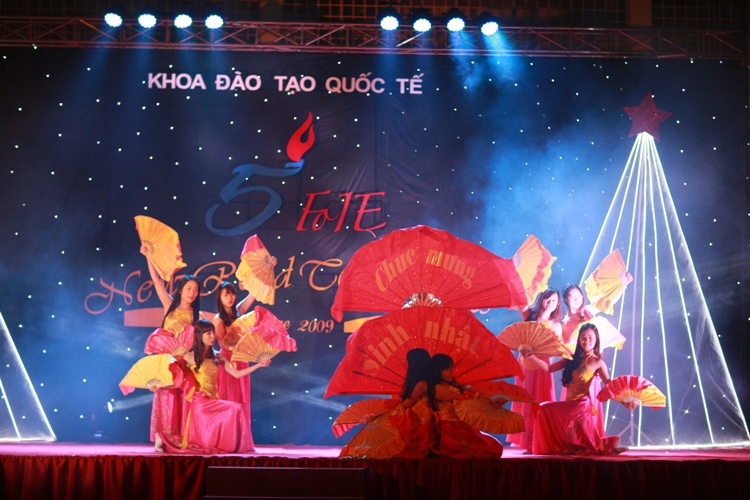 Prom “New Road to Success” Celebrate 5th Anniversary of Faculty of International Education