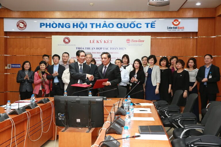 The signing ceremony of the cooperation agreement between FTU and Rang Dong light source & vacuum flask joint stock company