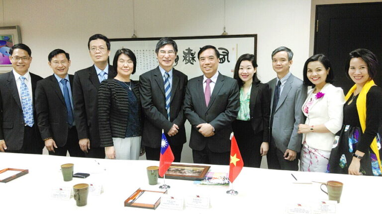 The delegation of Foreign Trade University had a visit and worked in Taiwan
