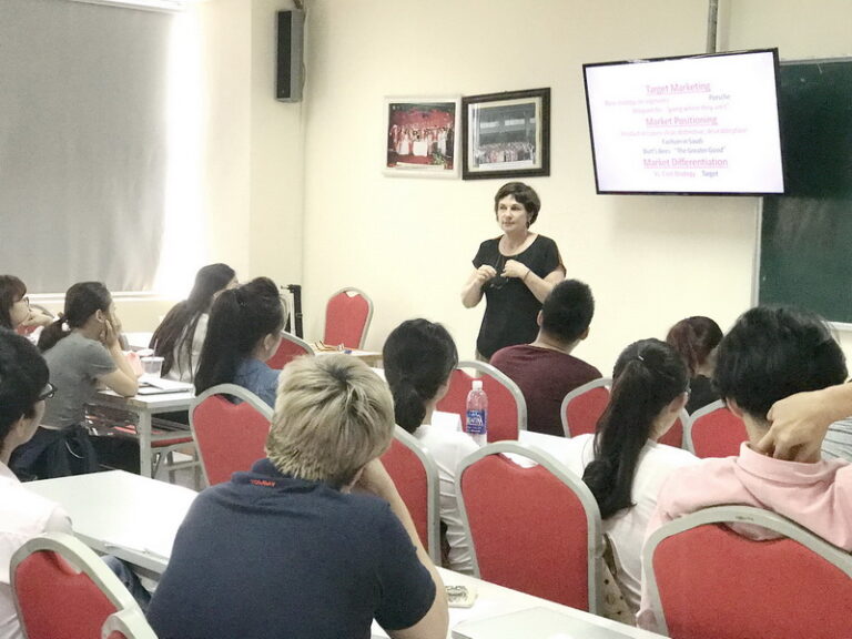 The participation of international lecturers in joint training program at Foreign Trade University