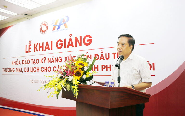 Chairman of Hanoi People’s Committee Nguyen Duc Chung paid a visit and worked with the Foreign Trade University and attended the Opening Ceremony of the training courses in promoting investment, trade and tourism for Hanoi officials