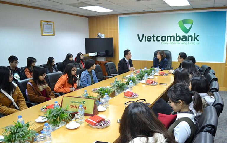 FTU students visited Vietcombank – Hoan Kiem Branch