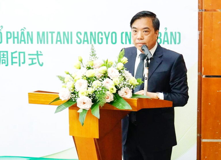 The signing ceremony of cooperation agreement between Foreign Trade University (FTU) and Mitani Sangyo Group (Japan)