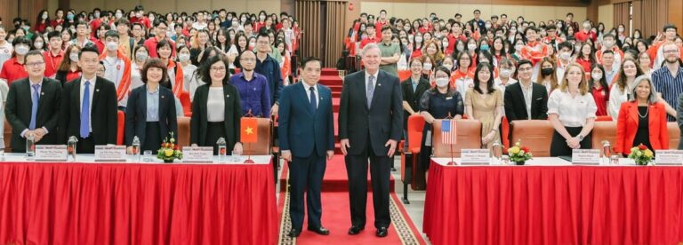 US SECRETARY OF AGRICULTURE VISITS FOREIGN TRADE UNIVERSITY AND ENGAGES WITH STUDENTS