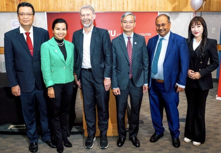 FOREIGN TRADE UNIVERSITY PAID A VISIT AND SIGNEDTHE MEMORADUM OF UNDERSTANDING WITH UNIVERSITY OF NEW BRUNSWICK, CANADA