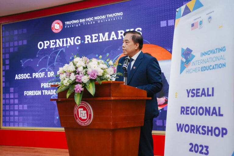 THE YOUNG SOUTHEAST ASIAN LEADERS INITIATIVE (YSEALI) DELEGATION EXCHANGED INSIGHTS WITH THE LECTURERS AND STAFF  OF FOREIGN TRADE UNIVERSITY