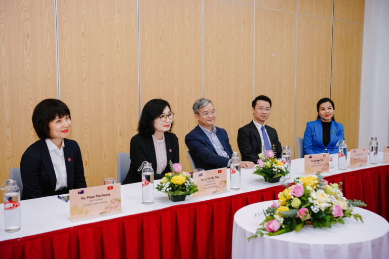 AUSTRALIAN AMBASSADOR IN VIETNAM VISITS AND INTERACTS WITH STUDENTS OF FOREIGN TRADE UNIVERSITY