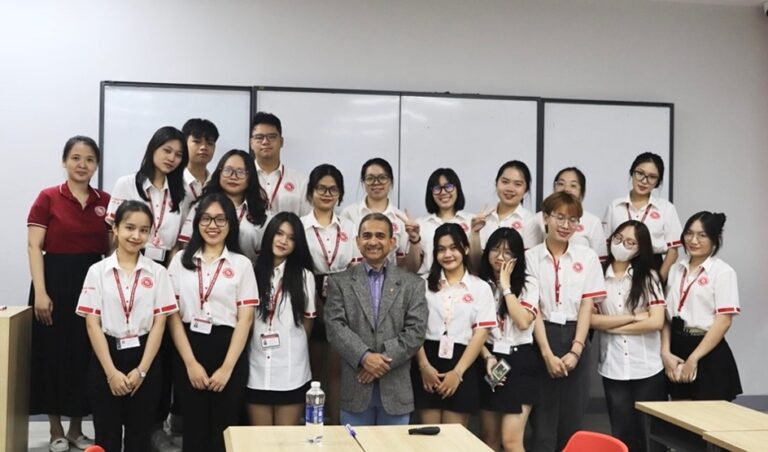 Sojitz Vietnam’s CEO Shares Insights on International Trade with Foreign Trade University Students