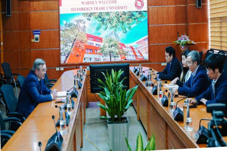 SCHOOL LEADERS MEET AND WORK WITH THE RUSSIAN EMBASSY IN VIETNAM ON ECONOMIC RESEARCH ACTIVITIES