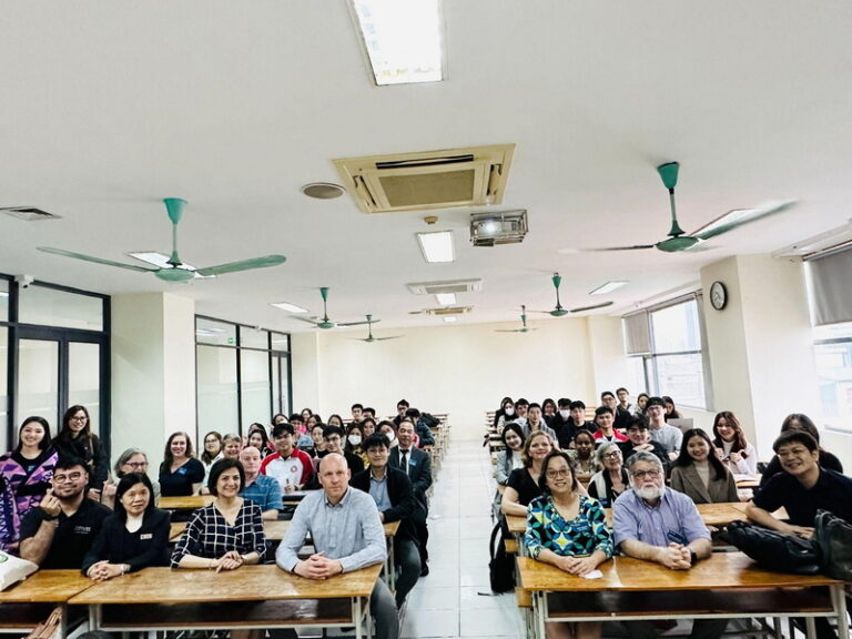 HIGHLINE COLLEGE (USA) DELEGATION VISITS AND WORKS AT THE UNIVERSITY OF FOREIGN TRADE