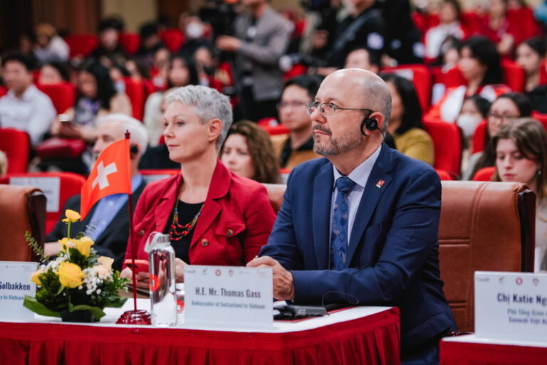 FOREIGN TRADE UNIVERSITY COLLABORATES WITH G4 EMBASSIES TO ORGANIZE A SHARING SESSION ON “SHE LEADS HERE” (WOMEN LEADERSHIP)