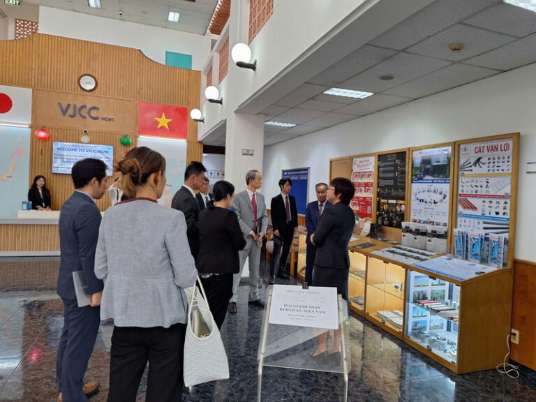 VIETNAM – JAPAN HUMAN RESOURCE COOPERATION CENTER (VJCC) – FOREIGN TRADE UNIVERSITY WELCOMES JAPANESE DEPUTY MINISTER OF FOREIGN AFFAIRS KOMURA MASAHIRO AND THE JAPANESE DELEGATION TO VISIT HO CHI MINH CITY