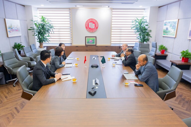 FOREIGN TRADE UNIVERSITY LEADERS WELCOMED AND WORKED WITH THE AMBASSADOR OF BANGLADESH TO VIETNAM